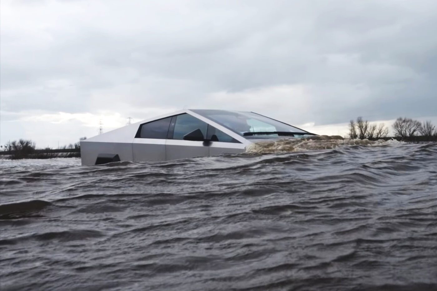 Wade Mode Le Cybertruck Fait Son Premier Bain Et Termine Avec Une