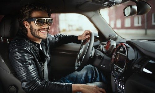 BMW présente ses lunettes connectées avec affichage tête haute