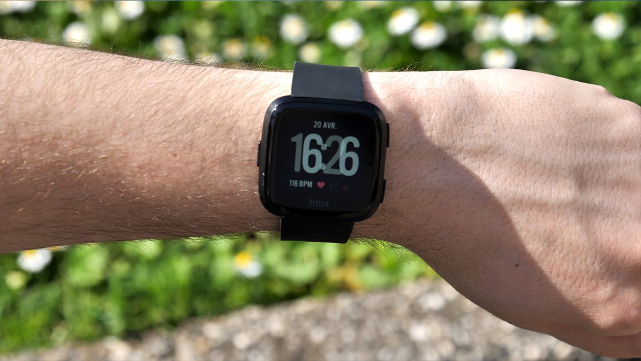 Test de la Fitbit Versa : enfin une montre connectée pour tous ?