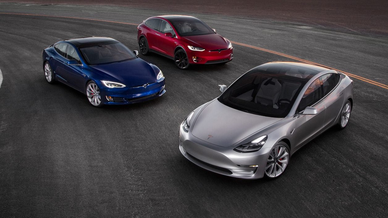Deux rayeurs de voiture filmés par le mode Sentinelle d'une Tesla