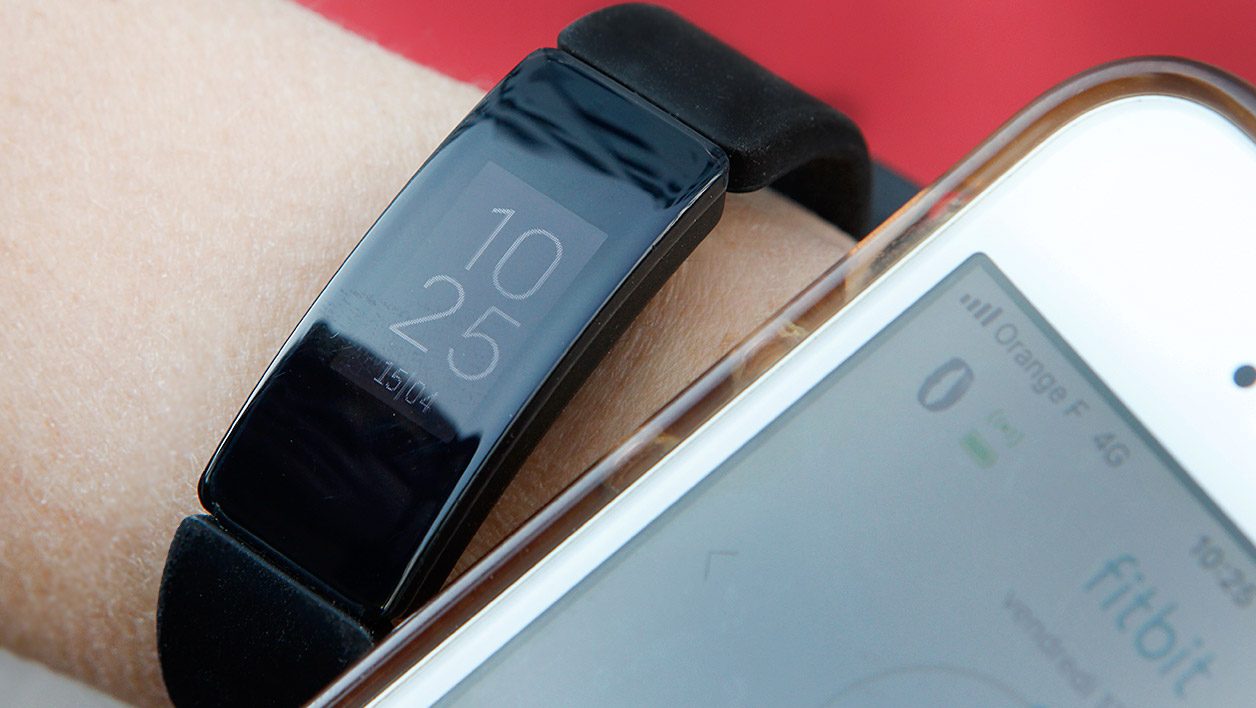 Le bracelet d'activité Fitbit compte-t-il vraiment vos pas? – DANS