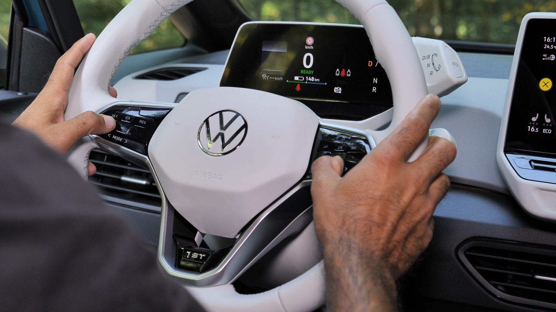 VW ID.3 : Volkswagen dévoile enfin l'affichage tête haute de sa compacte  électrique