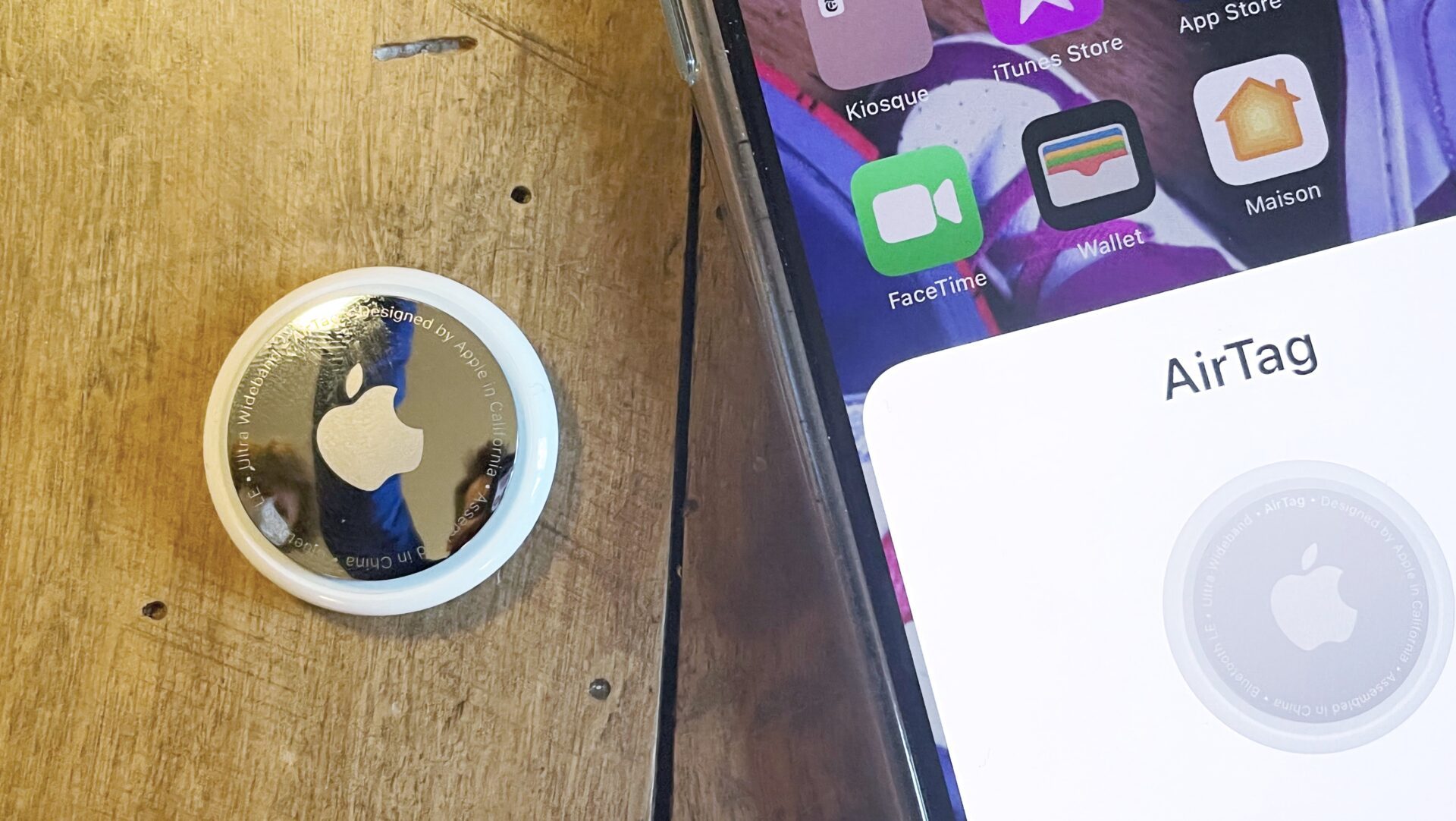 iPhone 13 : on a testé le porte-cartes MagSafe qu'Apple ne veut plus que  vous perdiez