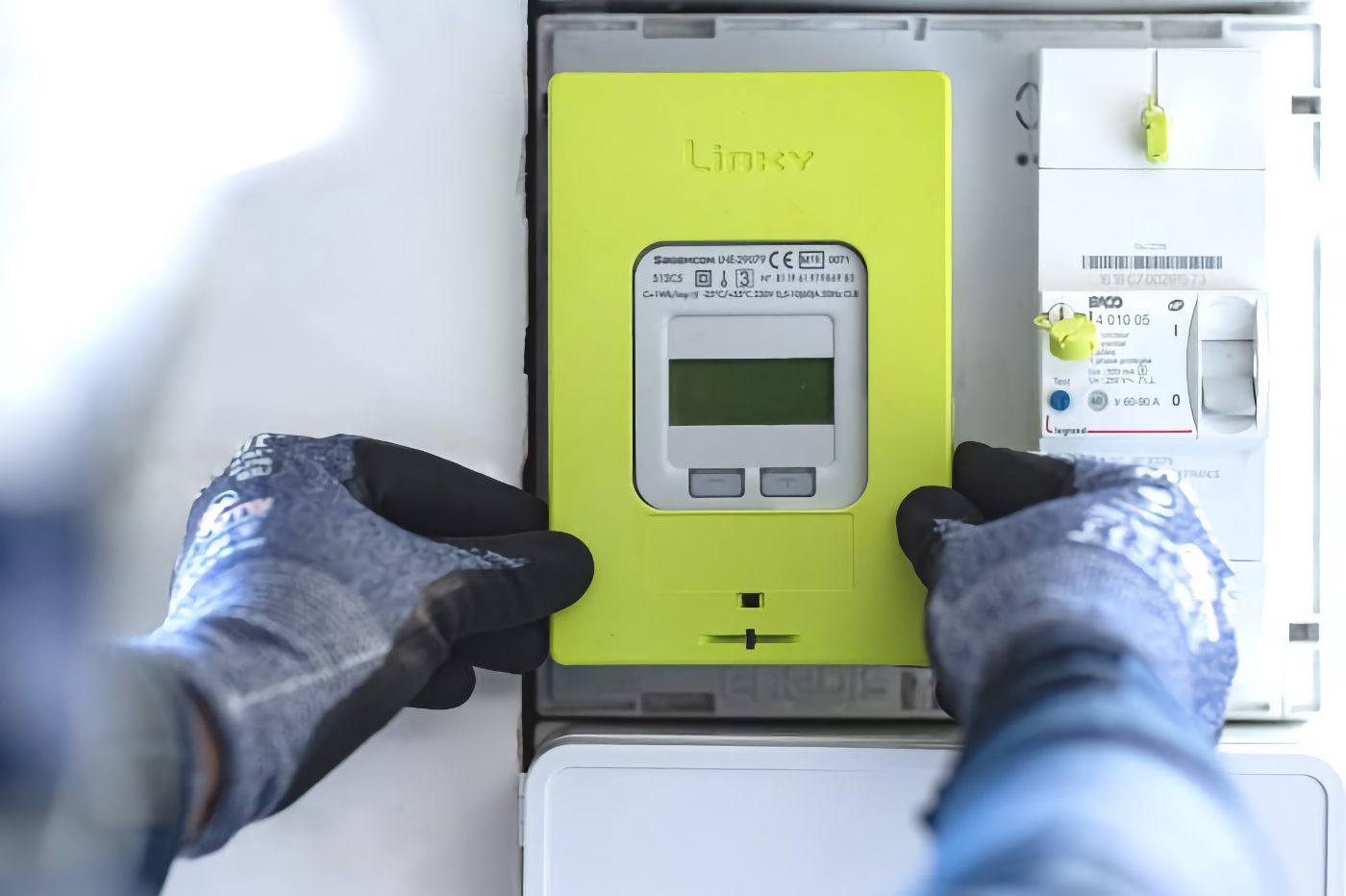 Surveiller la consommation électrique du logement avec le compteur d'énergie  connecté - professionnel