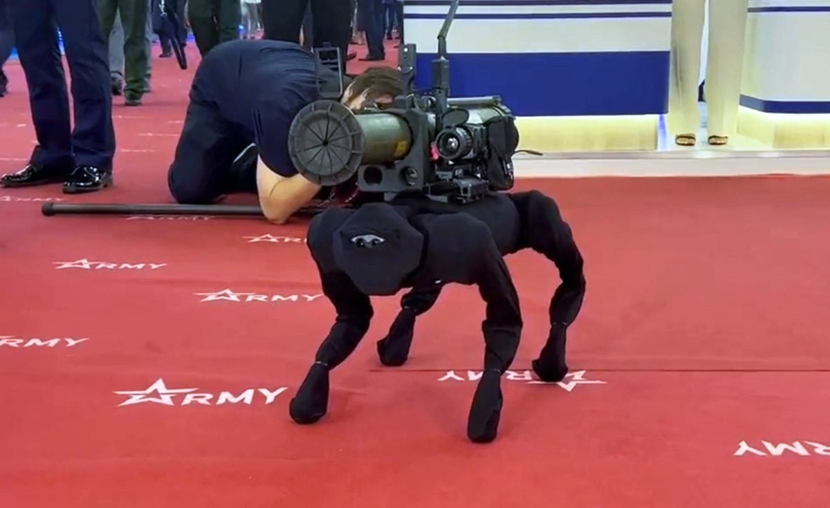 https://www.01net.com/app/uploads/2022/08/chien-robot-arme-russe.jpg