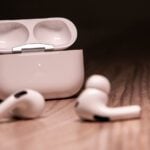 Les écouteurs des AirPods Pro sont très compacts et légers.