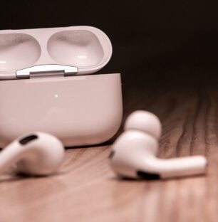 Les écouteurs des AirPods Pro sont très compacts et légers.