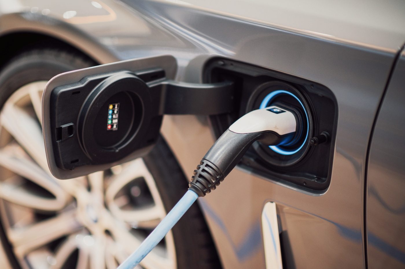 Pourquoi une voiture électrique coûte 40% de plus - Challenges