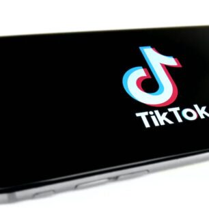 Smartphone avec le logo de Tiktok