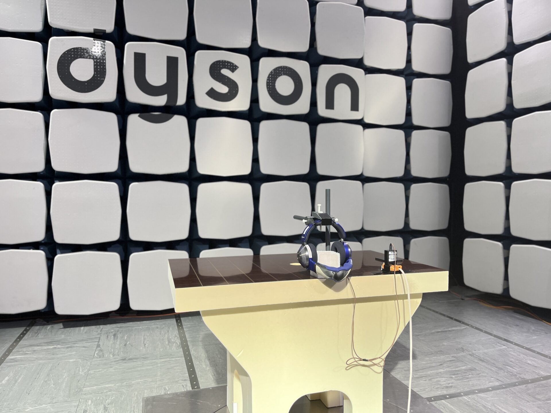 L'étrange casque de Dyson avec purificateur d'air intégré est disponible en  France