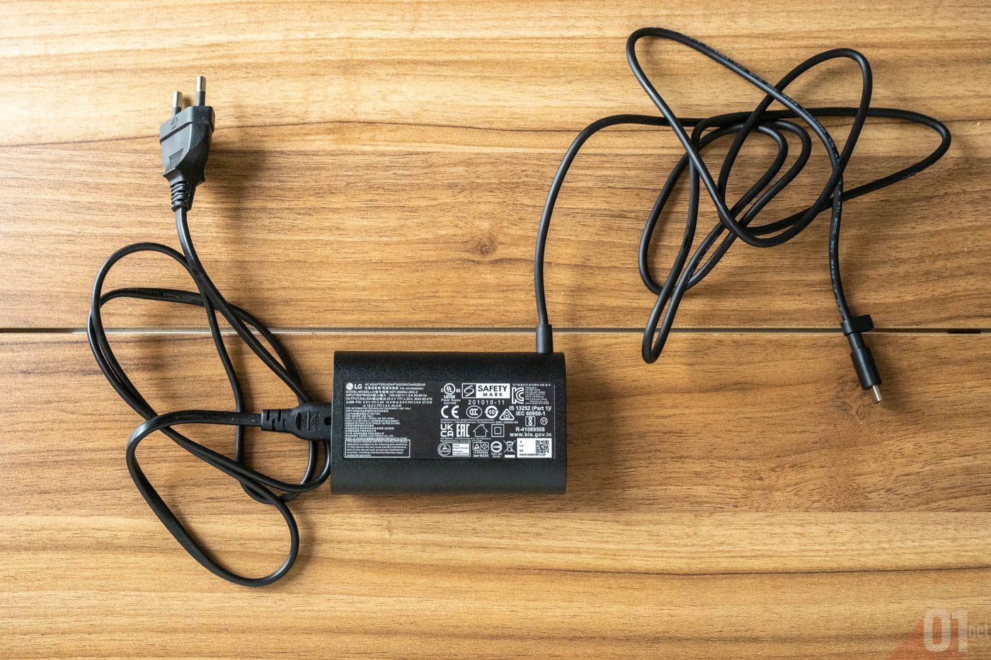 Si le câble électrique amovible peut apporter un plus, le fait que le câble USB-C ne le soit pas peut déranger. Et surtout, le tout est bien moins compact (et esthétique) que nombre d’ultraportables modernes. © Adrian BRANCO / 01net.com