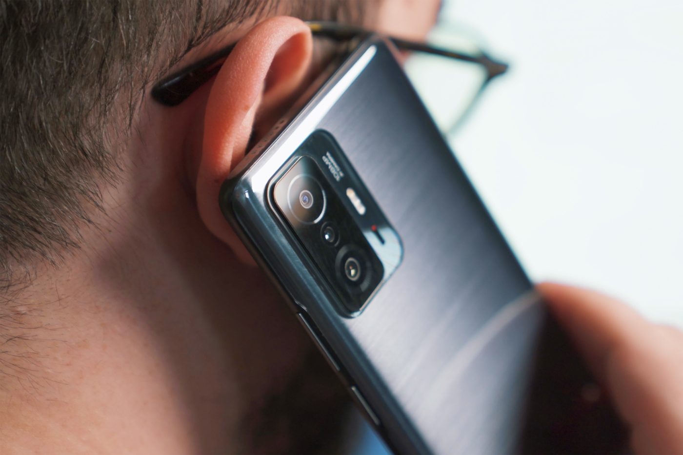 Smartphones : ils peuvent écouter vos conversations sans avoir accès au  micro