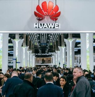 L'exemple de l'indépendance technologique de Huawei sabordée par les blocus américains a de quoi refroidir Oppo... (stand Huawei au MWC2023) © Adrian BRANCO / 01net.com