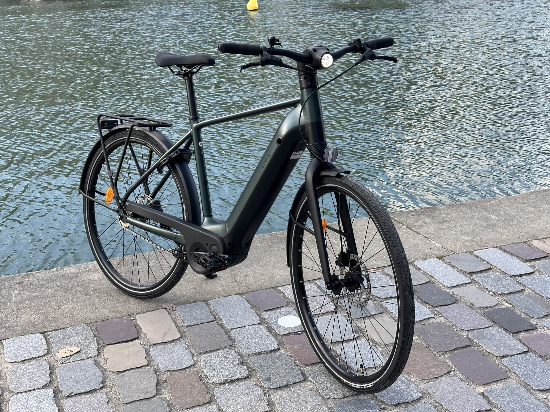 On a testé le vélo électrique sans vitesses de Decathlon (LD 920 E) : en  ville comme sur des rails