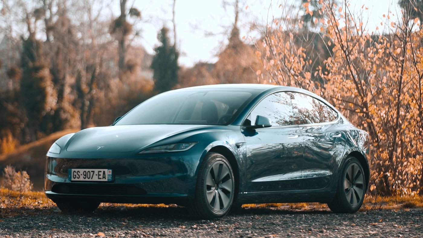 Tesla montre la nouvelle Model 3 : autonomie, look et performances,  découvrez-la avec nous