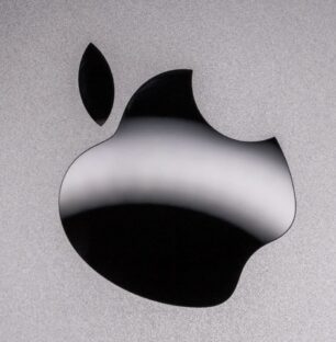 Le logo Apple et son effet miroir est la seule fioriture esthétique de ce design ultra-minimaliste.