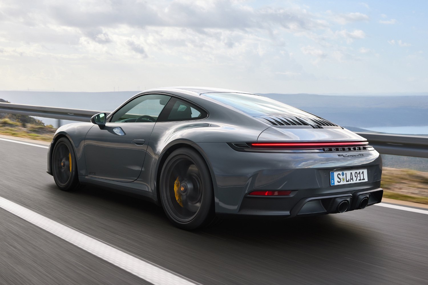 Porsche dévoile la nouvelle 911, qui devient hybride