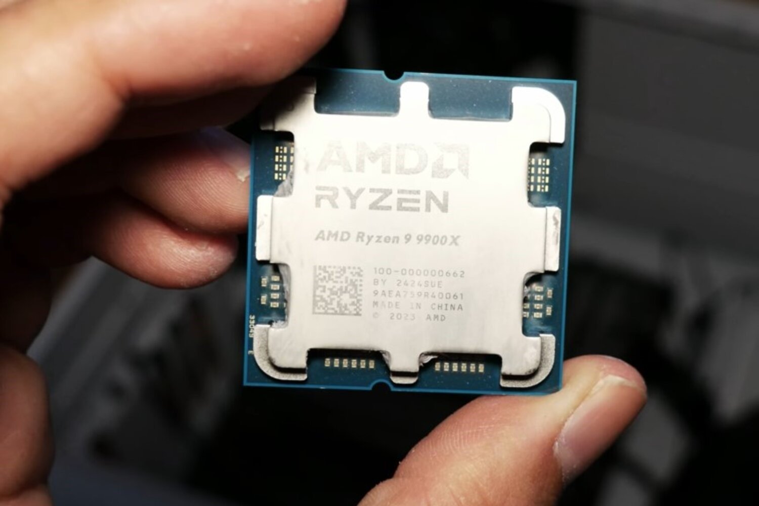 Dans les jeux, le Ryzen 7 7800X3D met le Ryzen 9 9900X au tapis