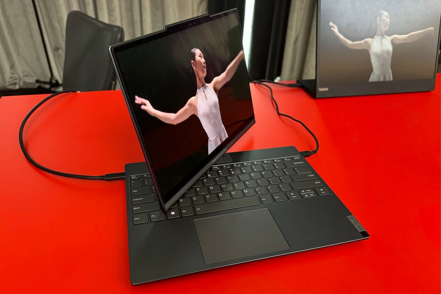 Un écran qui danse sur une charnière motorisée : l’étrange PC portable de Lenovo