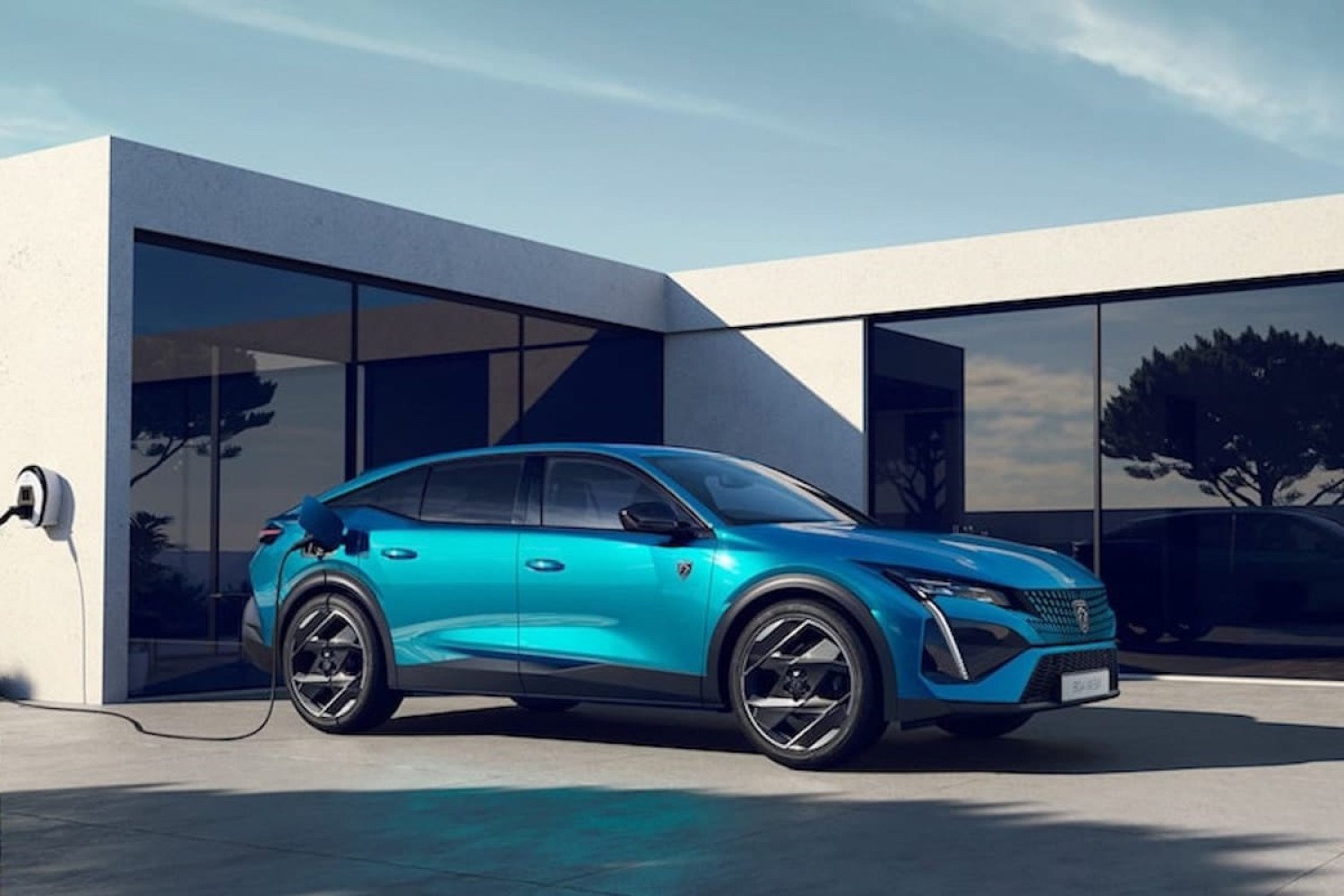 Peugeot lance une version électrique de sa 408 et, bonne nouvelle, elle a droit au bonus écologique