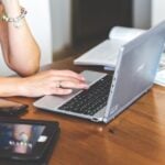 Femme ordinateur portable télétravail