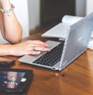 Femme ordinateur portable télétravail