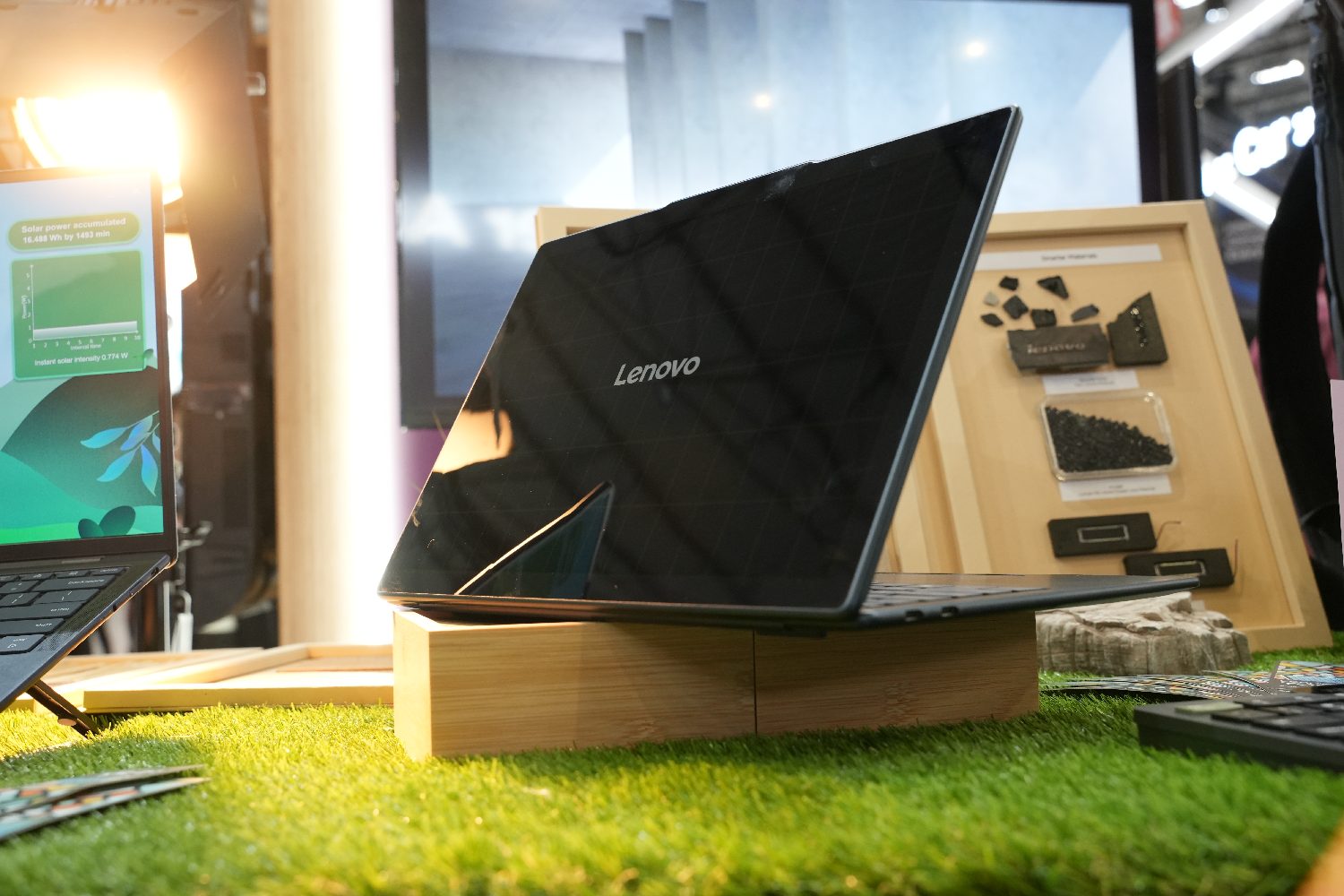 Mwc 2025 Lenovo Yoga Solar