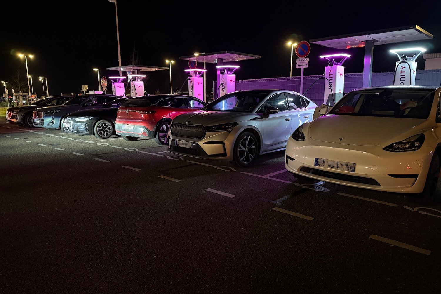 « Je dois attendre 30 mn pour charger 30 mn » : la galère des propriétaires de voitures électriques sur l’A6 un samedi de retour de vacances