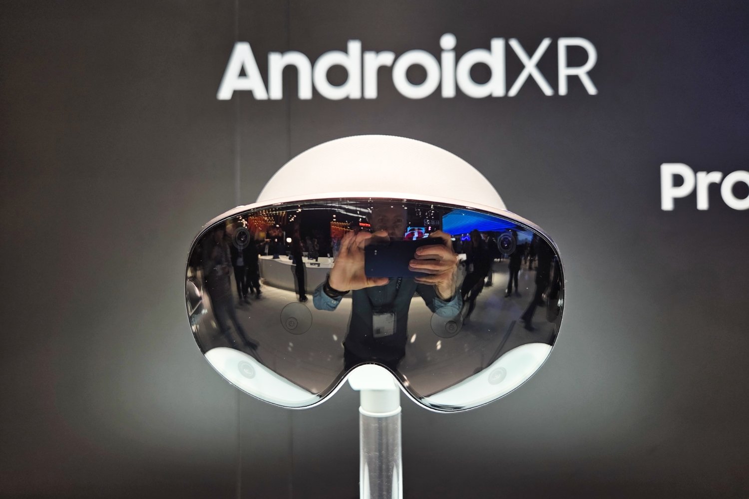 On a vu de (très) près l’Apple Vision Pro de Samsung sous Android XR