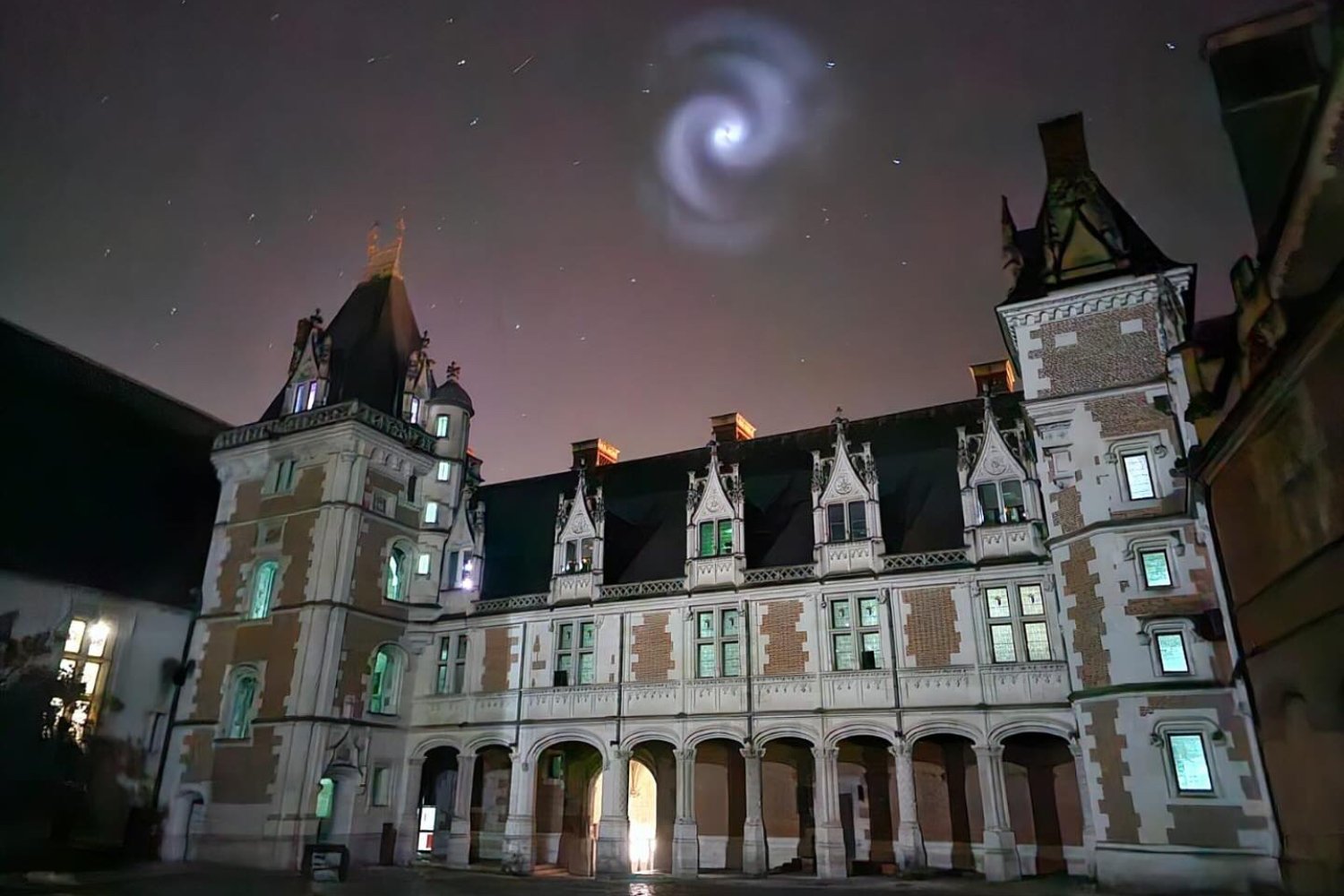 Chateau Royal De Blois Nuage Spirale Bleue Spacex