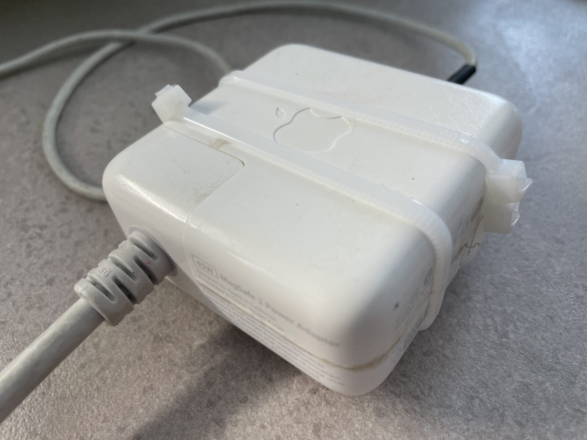 Comment réparer le chargeur MagSafe d'un MacBook ?